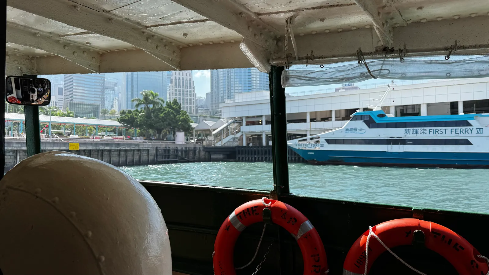 L'intérieur du Star Ferry, bouées orange et un First Ferry au loin