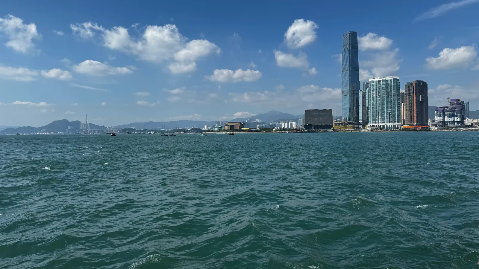Victoria Harbour depuis le ferry, la skyline de Kowloon et l'ICC