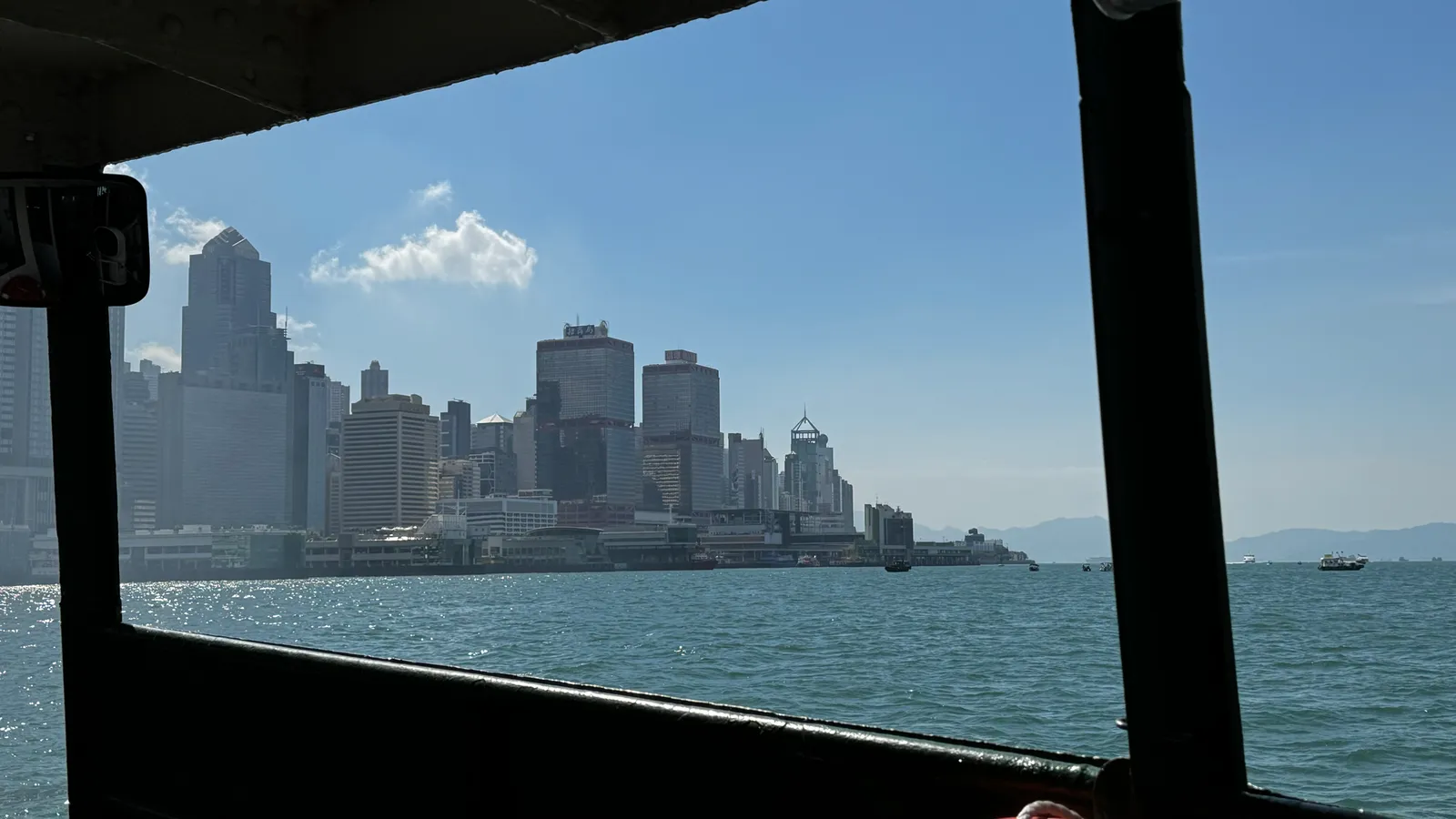 La skyline de Central encadrée par la fenêtre du ferry