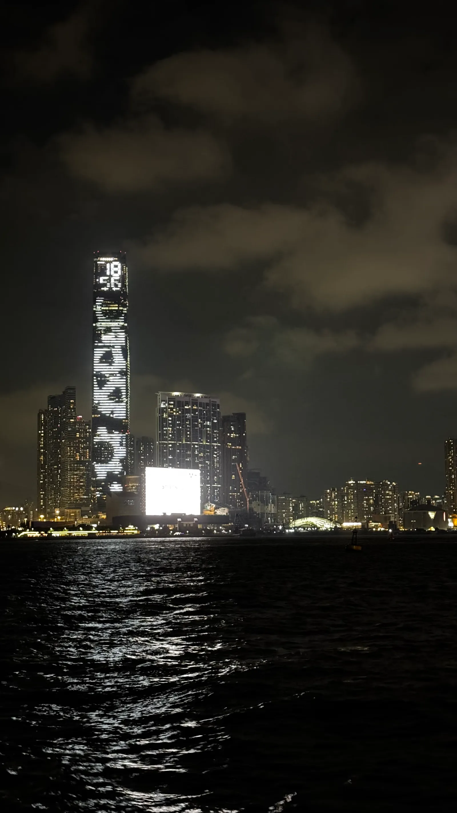La tour ICC illuminée dans la nuit de Kowloon