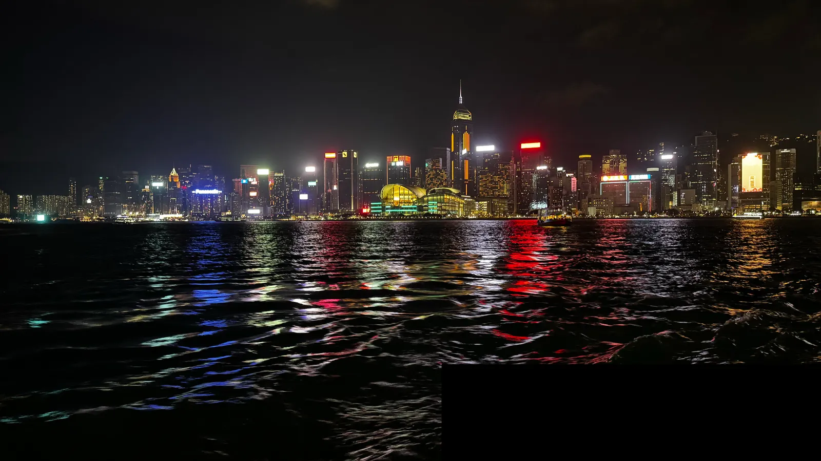 La skyline de Hong Kong Island de nuit, néons et reflets