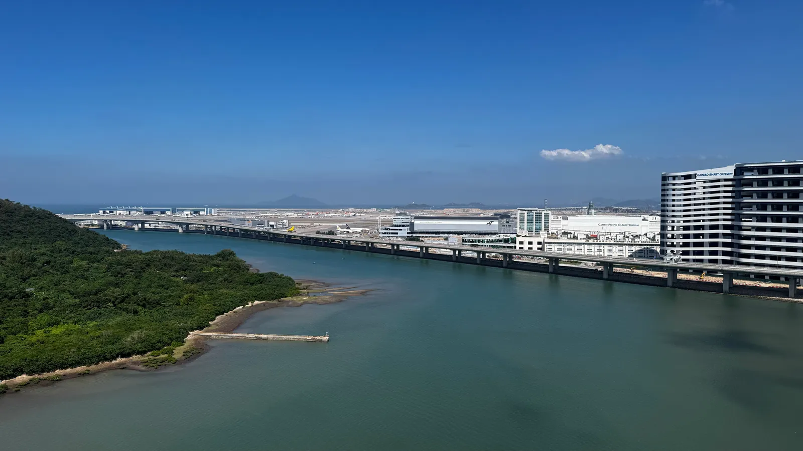 L'aéroport de Hong Kong vu du téléphérique de Ngong Ping