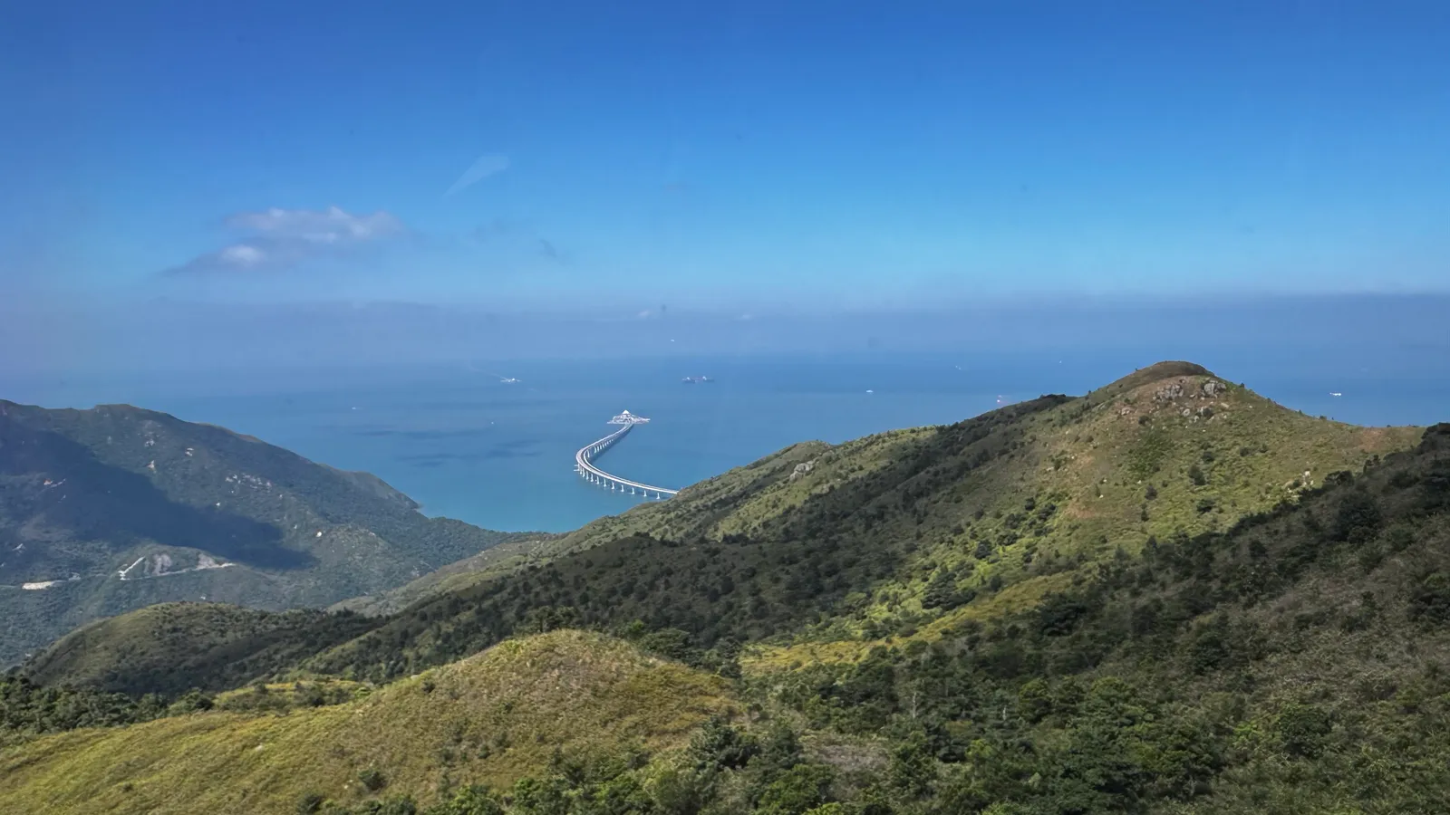 Le pont Hong Kong-Zhuhai-Macao qui file vers le large