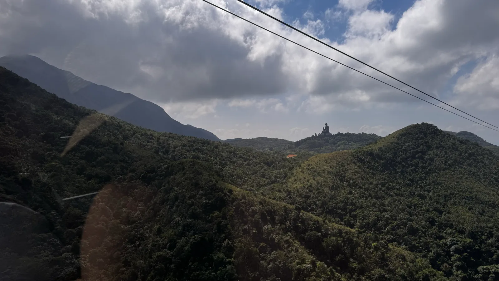 Premier aperçu du Grand Bouddha sur la crête, depuis le téléphérique