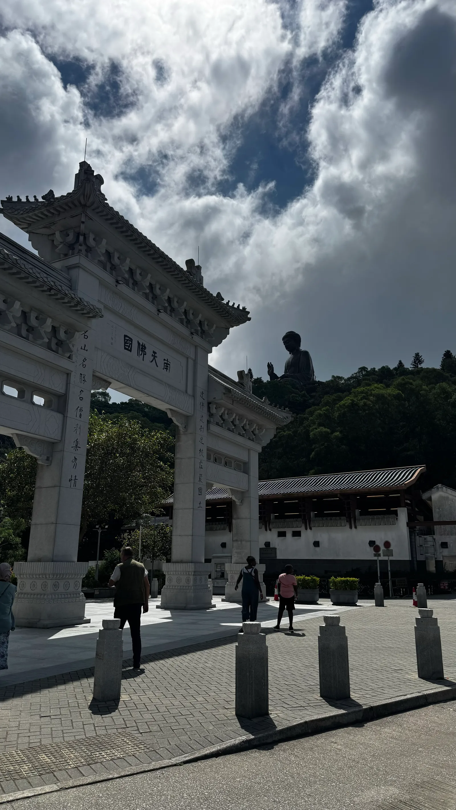 Le portail de Ngong Ping et le Grand Bouddha en arrière-plan