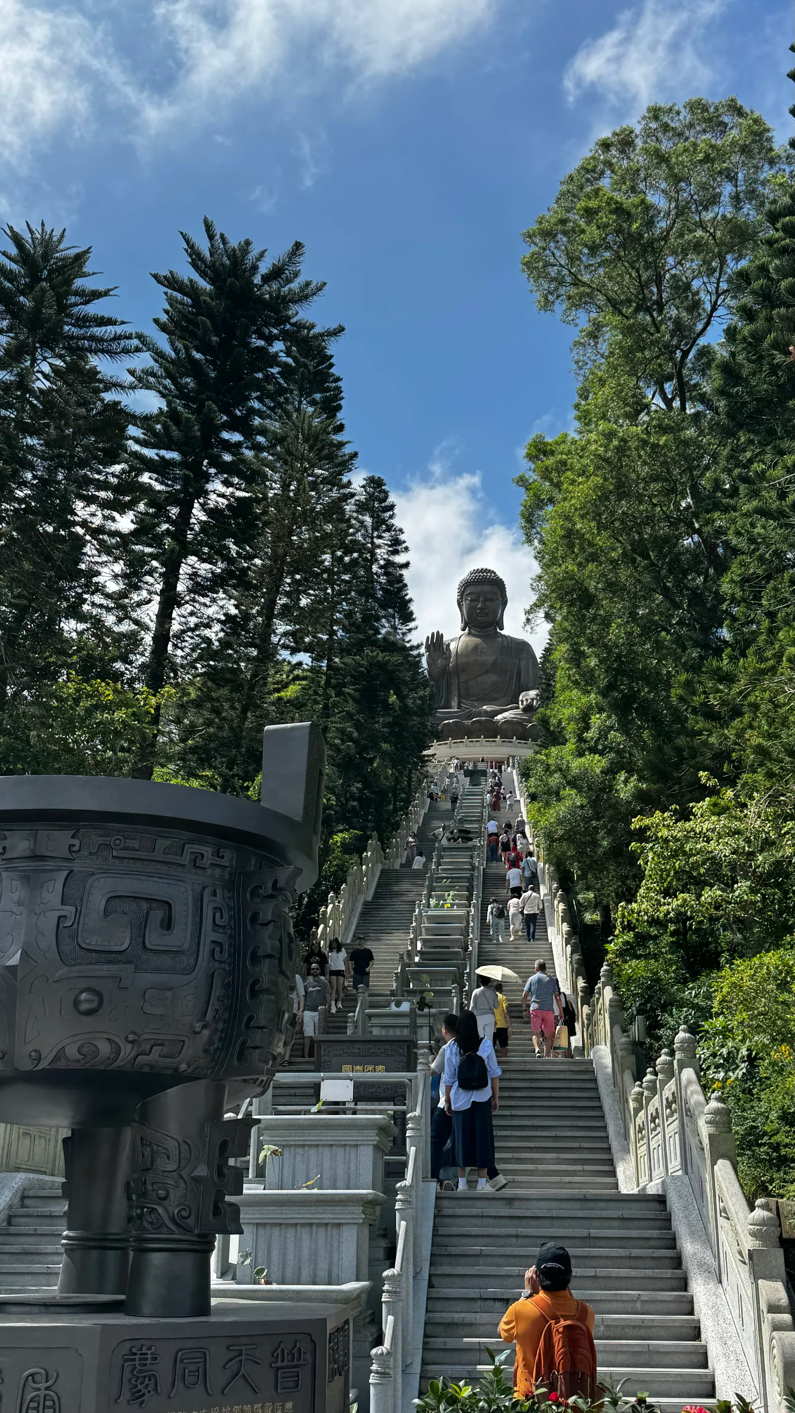 L'escalier qui monte vers le Tian Tan Buddha