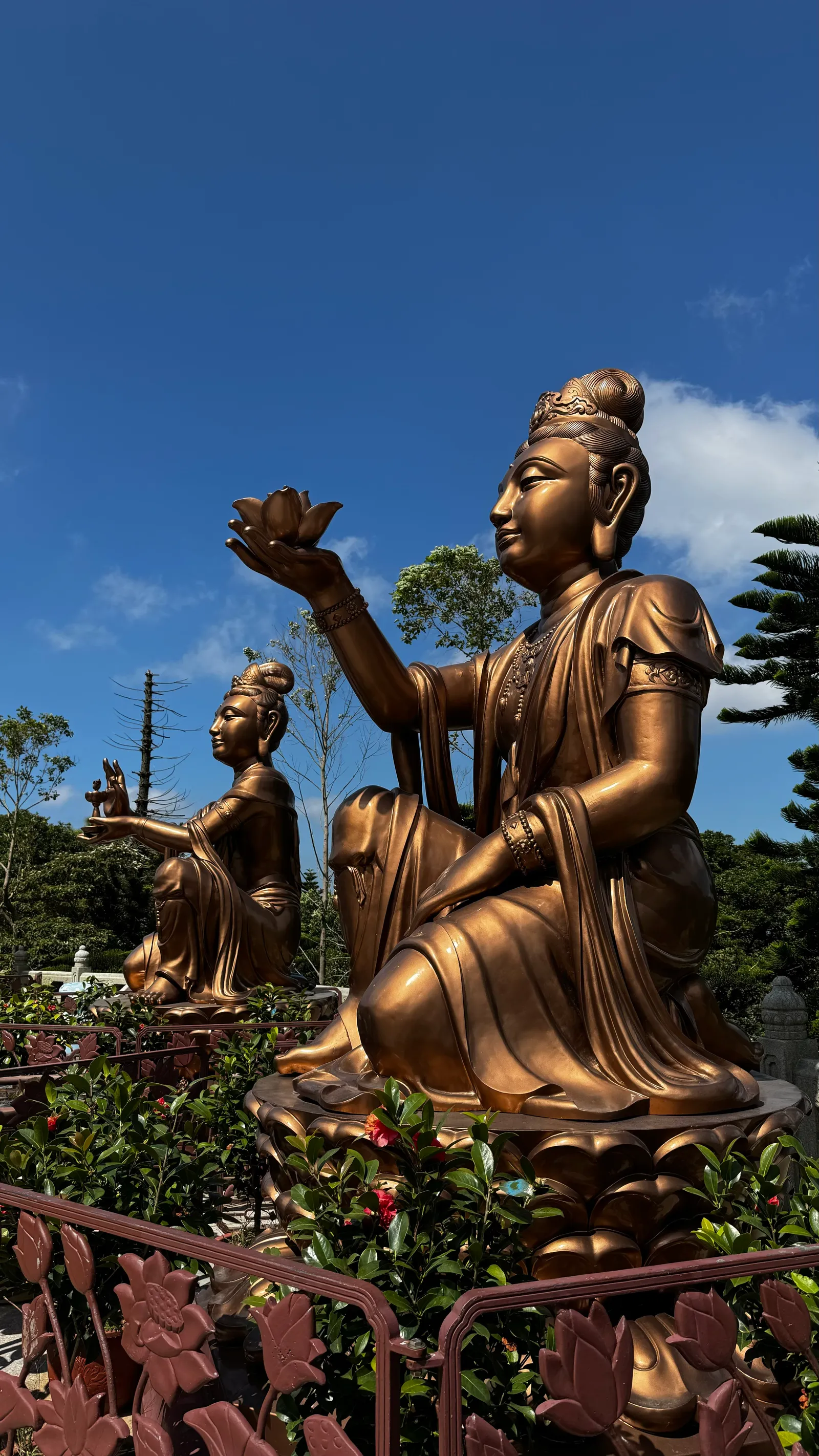 Les bodhisattvas dorés offrant des présents au Bouddha