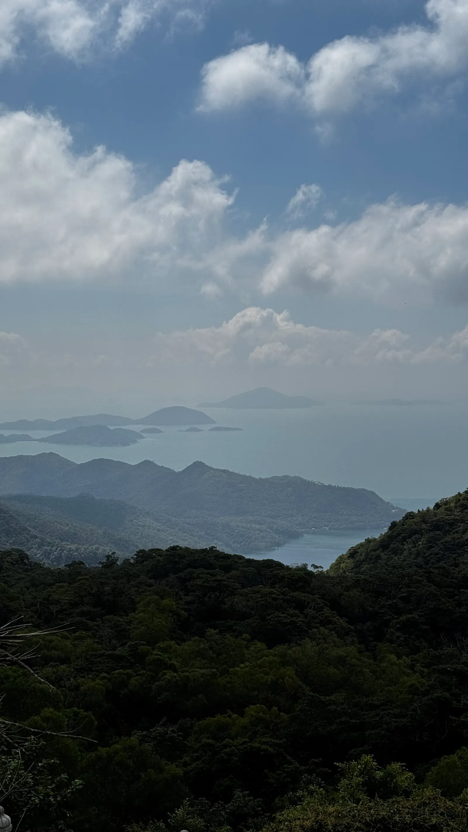 Les collines de Lantau qui se fondent dans la mer brumeuse