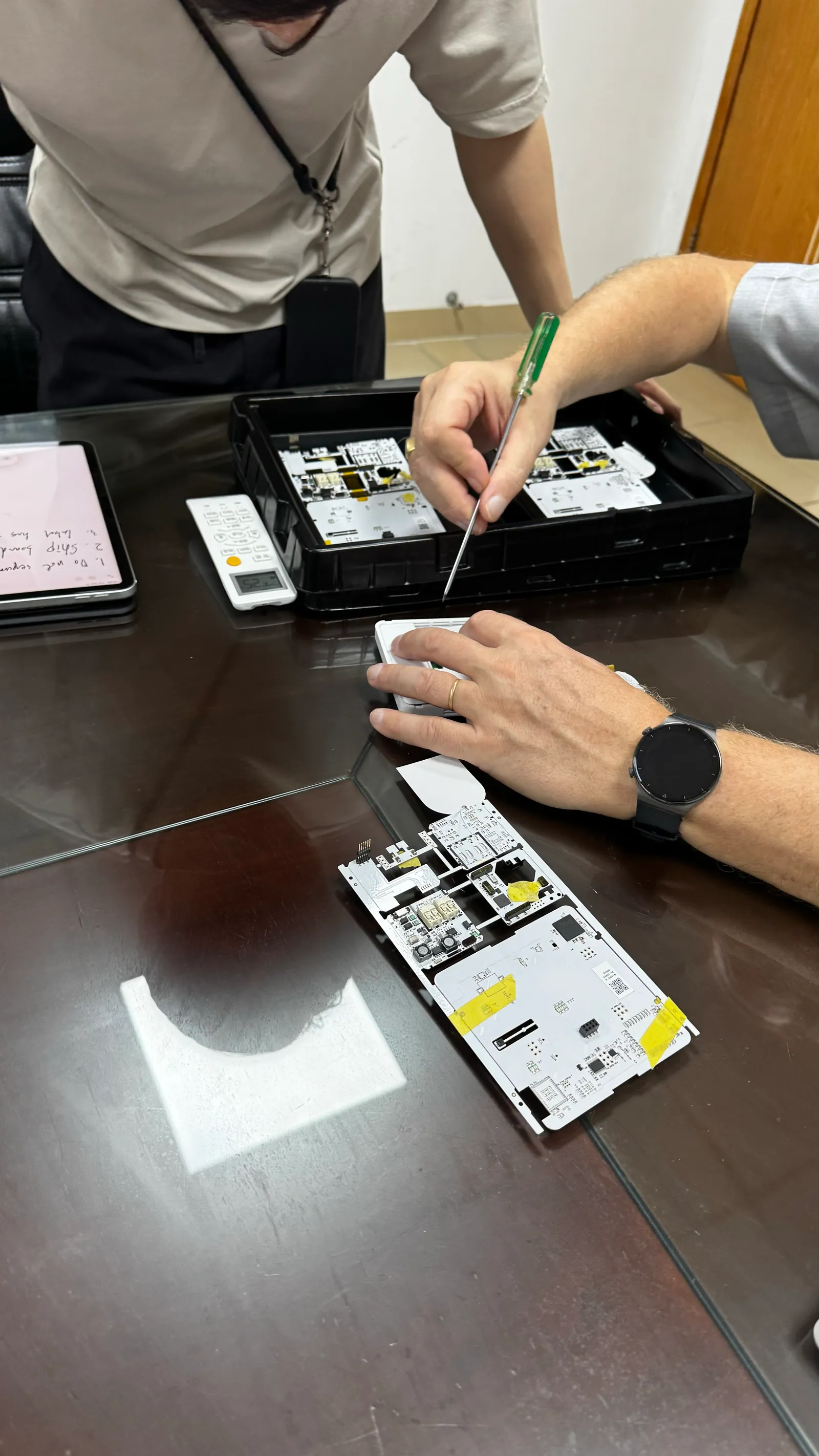 Inspection d'une carte avant expédition : la vigilance ne se délègue pas.