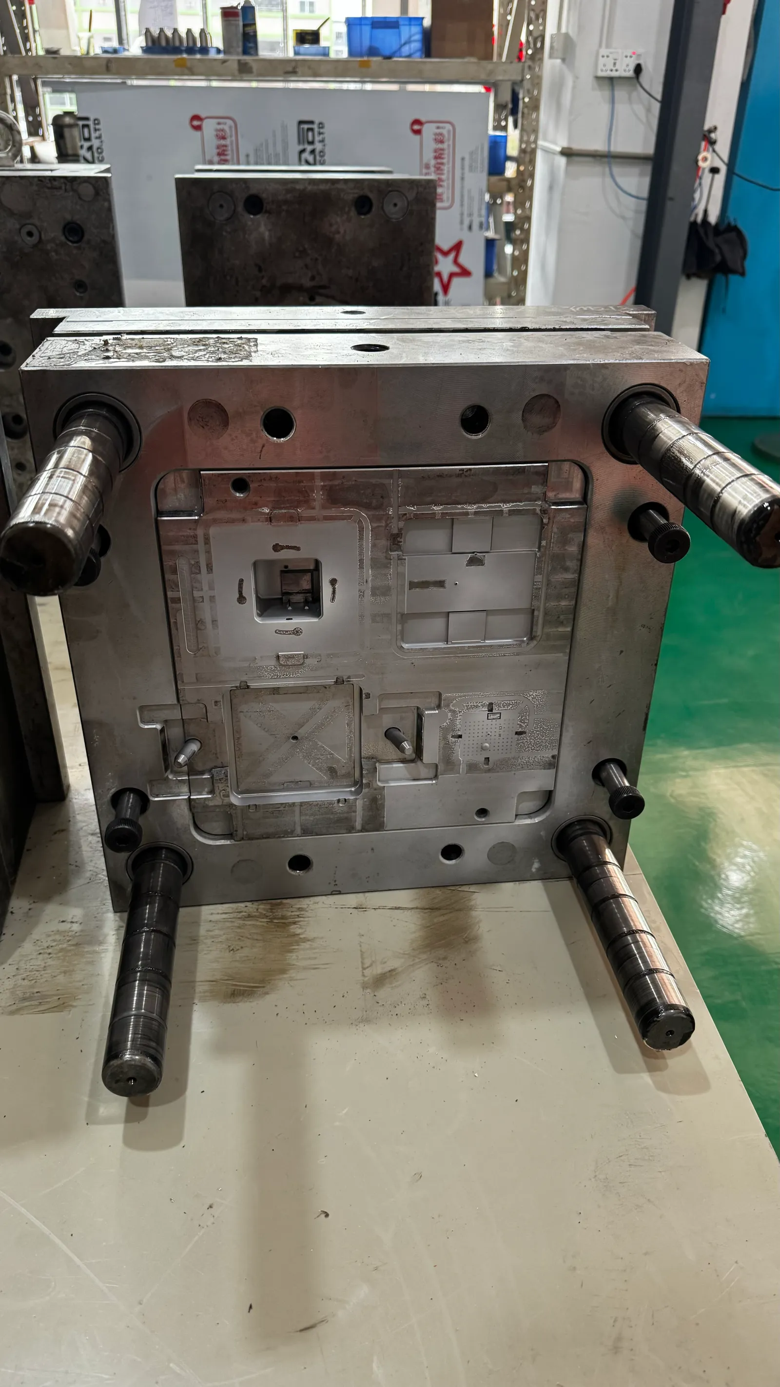 Moule d'injection et ses colonnes de guidage, atelier d'outillage