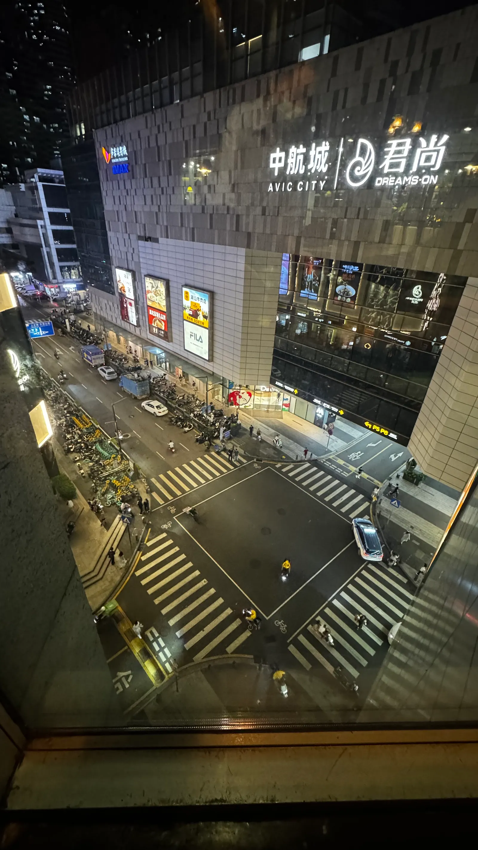Un carrefour de Shenzhen vu d'en haut, la nuit