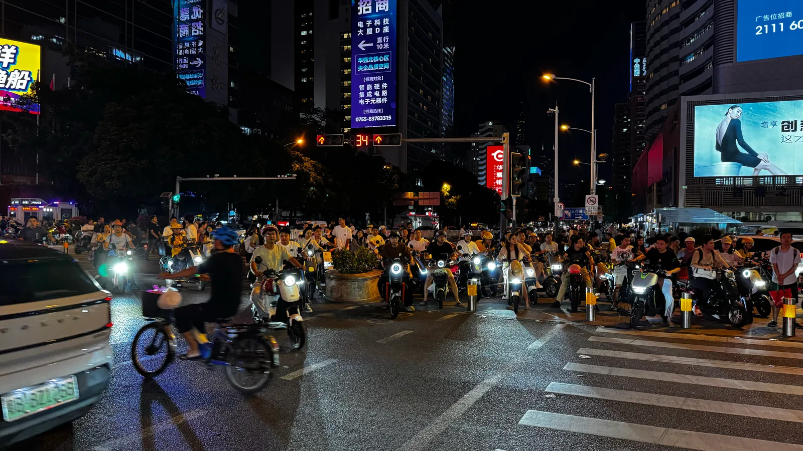 La marée de scooters électriques à un feu rouge, Shenzhen by night