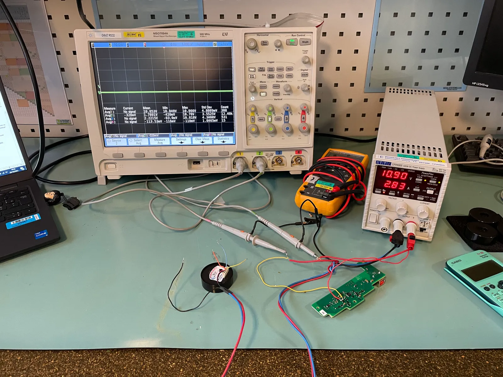 Un banc de validation : oscilloscope, alimentation, la carte sous test.