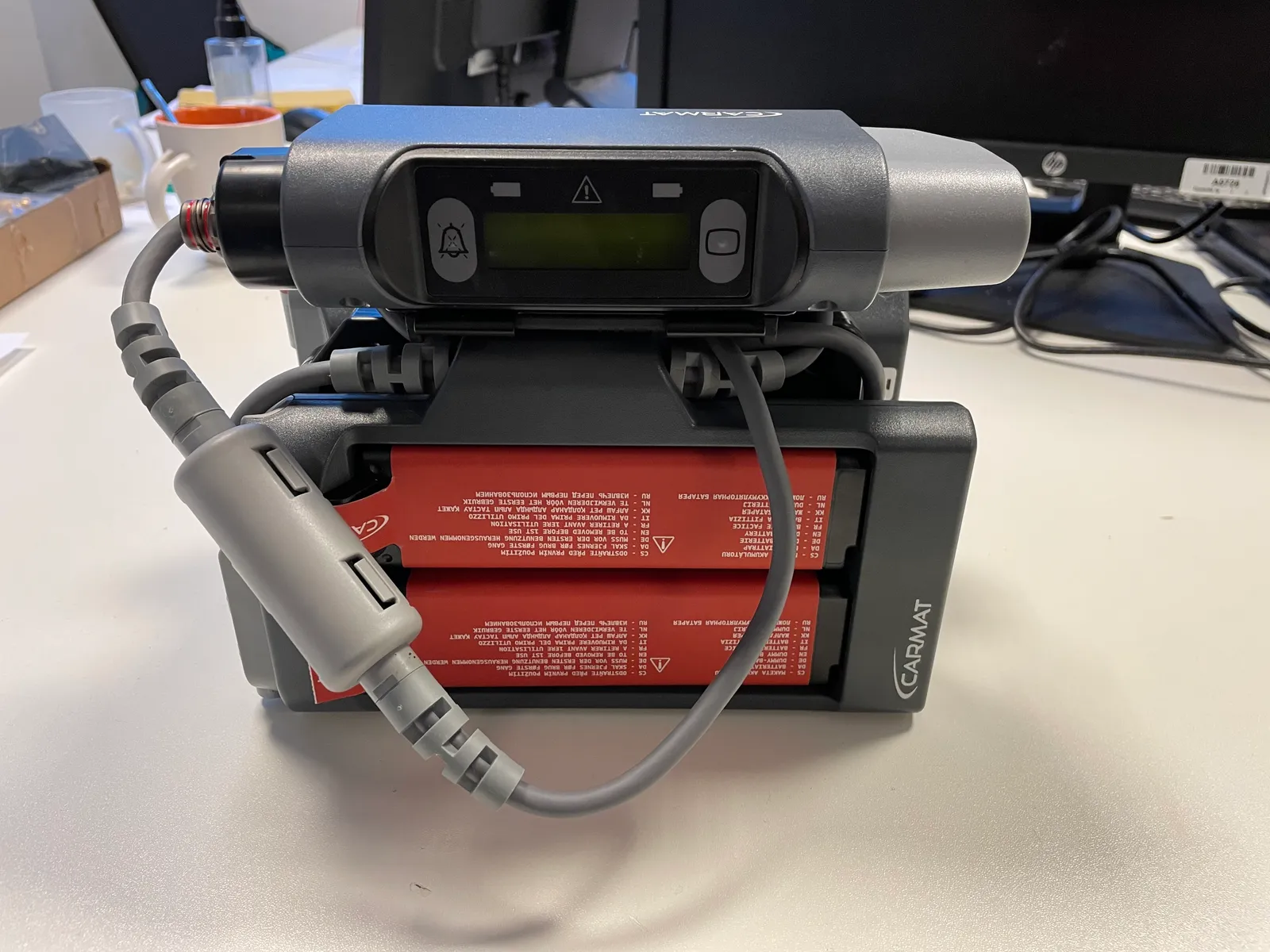Contrôleur et batteries de rechange : l'alimentation de secours toujours à portée.
