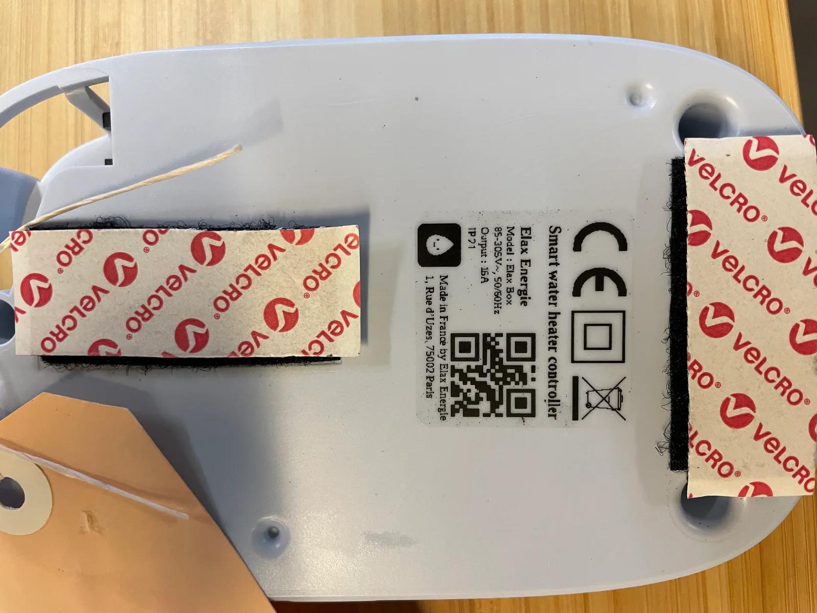 L'étiquette produit : « Smart water heater controller », marquage CE, IP21, conçu en France.