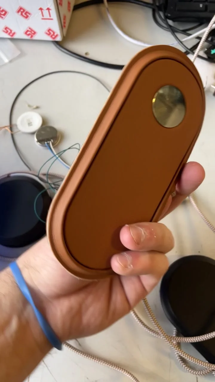 Le cuir, à la qualité de la maroquinerie Hermès, et la pastille de charge.