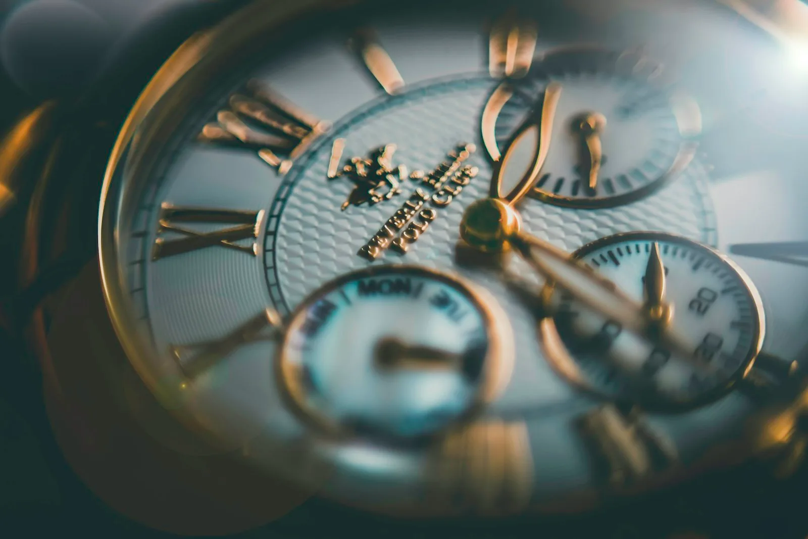 L'indicateur de charge, repris d'un mouvement de montre : une aiguille plutôt qu'un écran.