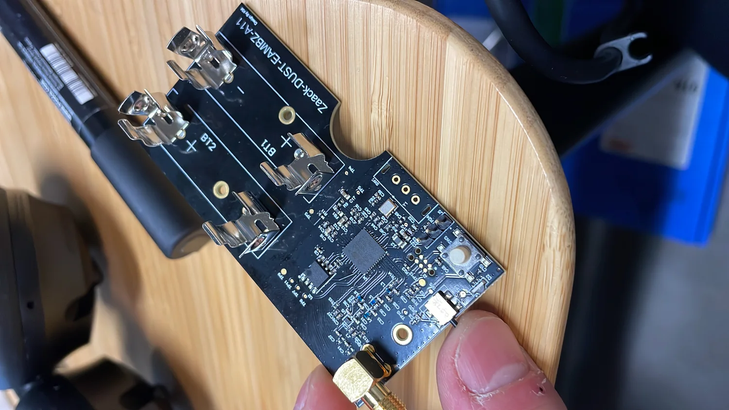 La carte avec son antenne LoRa externe orientable branchée sur le connecteur SMA, à la place de l'antenne interne de la V1.